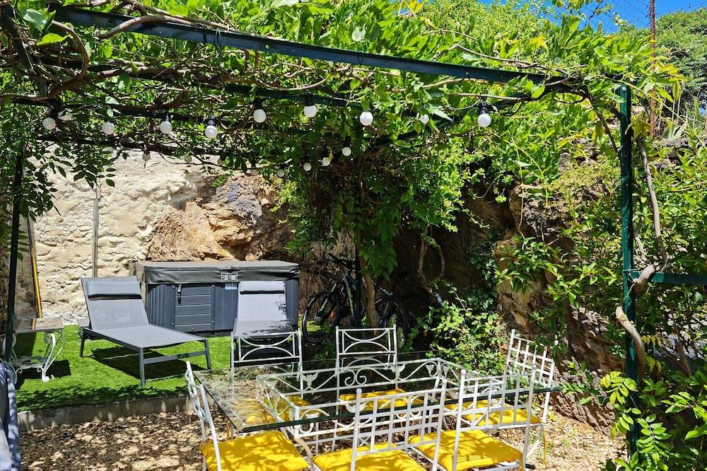 La Demeure des Glycines avec jacuzzi in Villeneuve-d'Allier, Haute-Loire