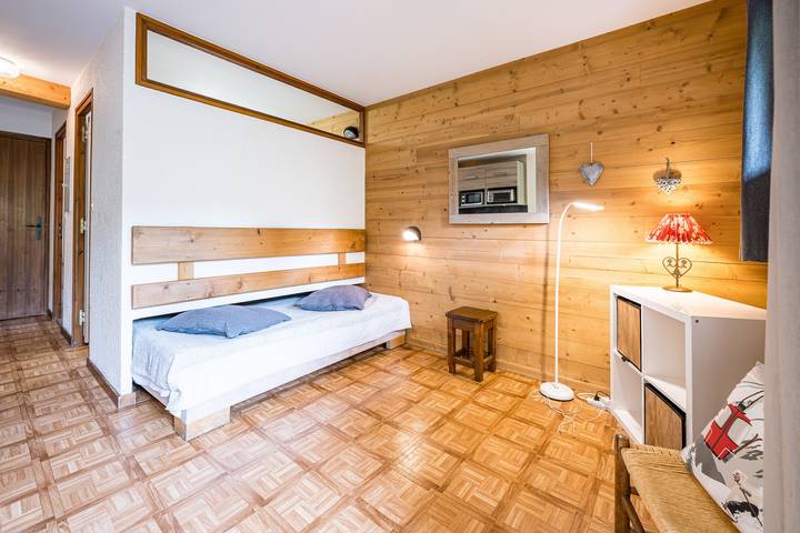 Entire studio, Studio Apartment '1 - La Gentiane' with Mountain View, Shared Garden and Wi-Fi in Cohennoz, Albertville region