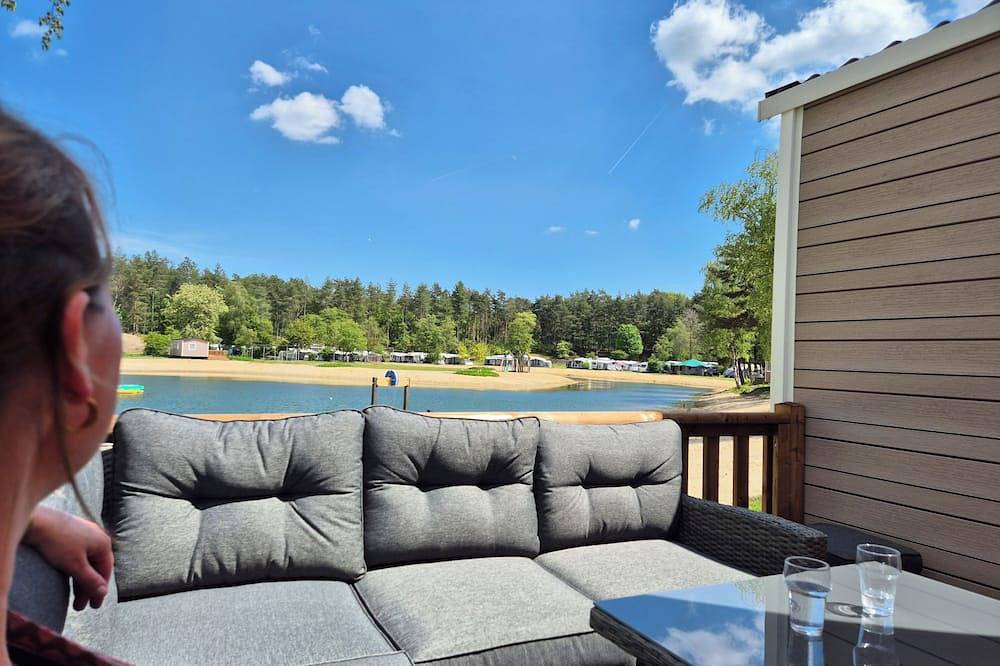 Detached luxury 6-person chalet with sheltered and spacious lakefront terrace in Nunspeet, Veluwe