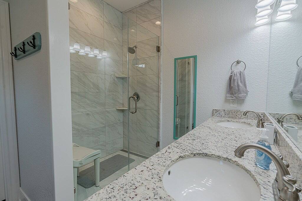 Great home in Sea Isle! Short distance to the Beach! in Galveston Island, Galveston