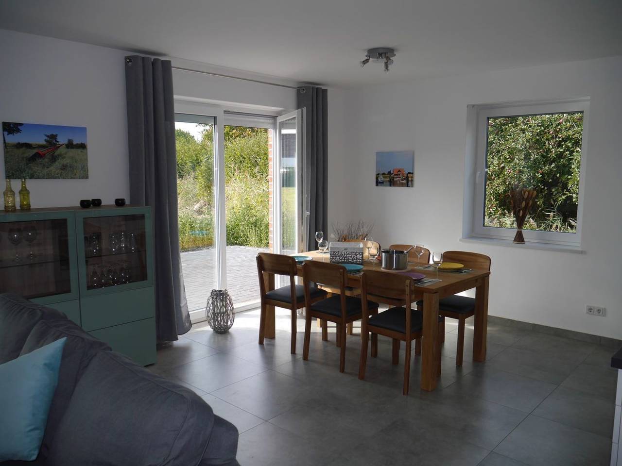 Ganze Wohnung, Charmante Ferienwohnung mit Terrasse, Parkplatz und WLAN – 1,5 km vom Strand entfernt in Fedderwarderdeich, Butjadingen