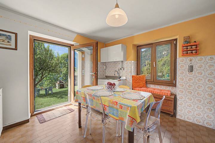 Ganze Wohnung, Ferienwohnung 'Il Melo' mit Bergblick und Gemeinschaftsgarten in Trasquera, Verbano-Cusio-Ossola