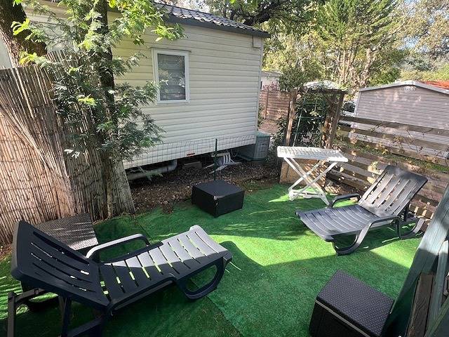 Cabane en bois pour 6 personnes, avec terrasse ainsi que jardin et piscine à Gassin - 4
