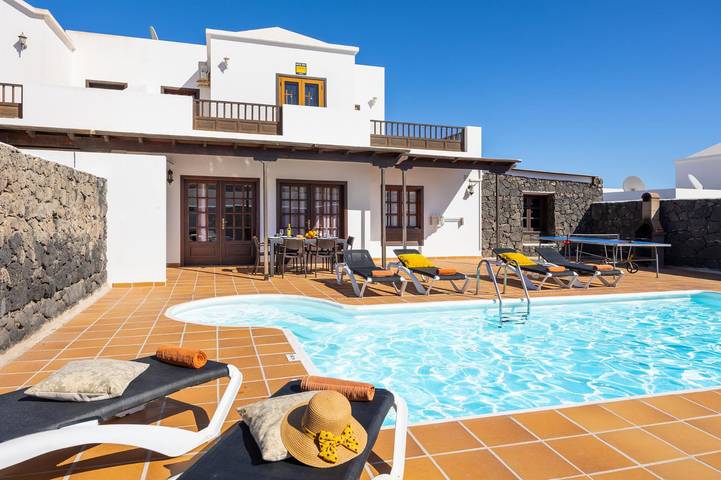 Holiday home for 6 people, with terrace and garden as well as ocean view and children pool in Playa Blanca