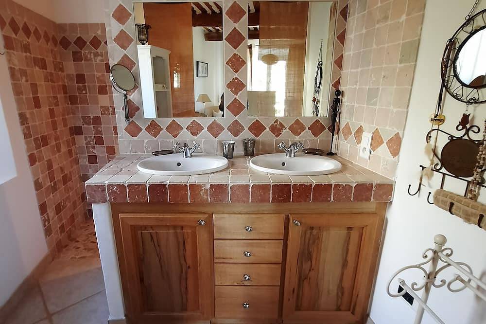 Country house (sleeps 8, 10) in a quiet location, with a superb view of the Luberon. in Roussillon, Parc naturel régional du Luberon