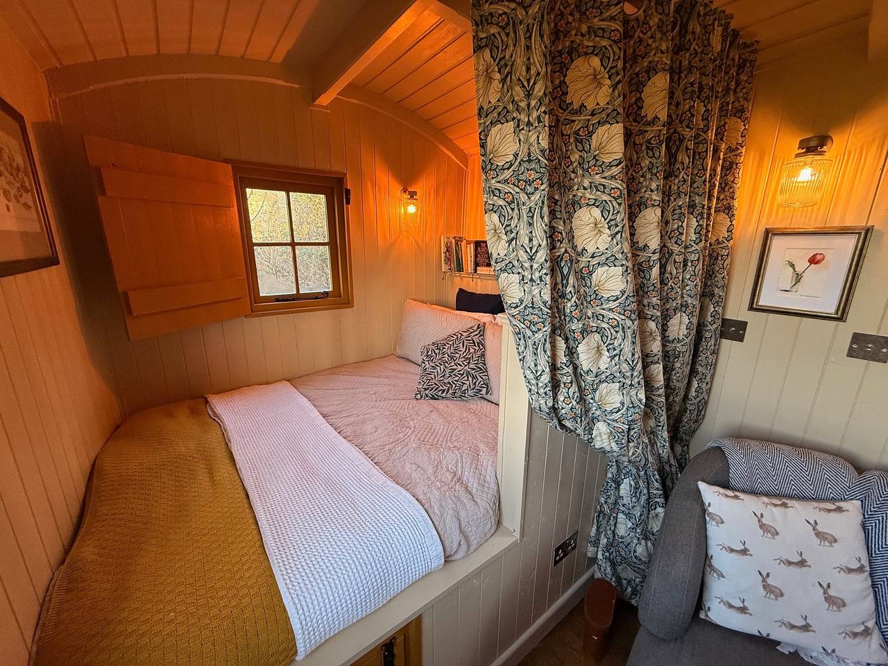 Cosy romantic shepherd hut in open countryside in Northumberland