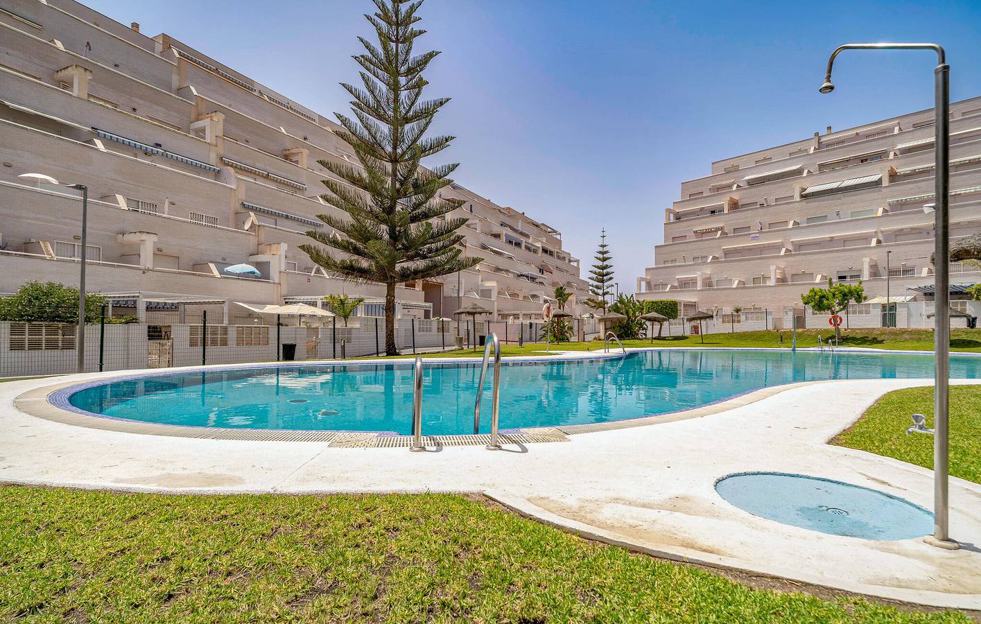 Entire holiday apartment, Cozy Apartment with Pool, Garage & AC, near Beach & City Center in Las Marinas Roquetas, Roquetas de Mar