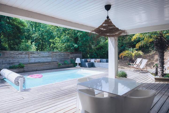Gîte pour 2 personnes, avec Jacuzzi et Terrasse ainsi que Piscine et Vue à Passage
