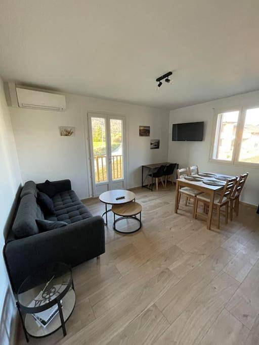 Gîte pour 4 personnes, avec jardin ainsi que vue et terrasse à Montailleur