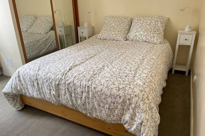 Beautiful house with a garden and an attic, located between the Marché aux Puces and La Communale in Saint-Ouen, Sena-Saint Denis
