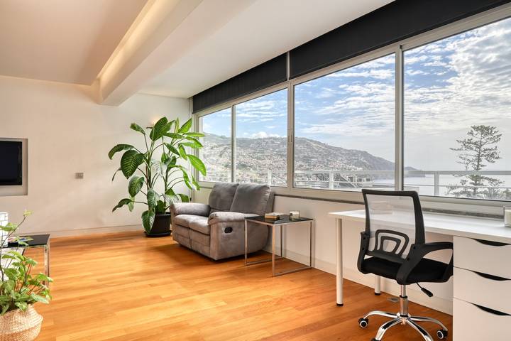 Apartamento de férias para 5 pessoas, com piscina e varanda e ainda vista para o mar no Funchal