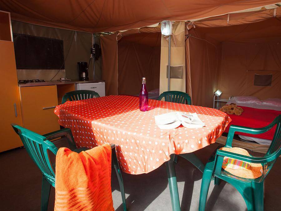Camping Ushuaïa Villages Les Pins d'Ucel - Bungalow toilé 5 personnes - Ecureuil - Tente 20 m² in Ucel, Parc naturel régional des Monts d'Ardèche