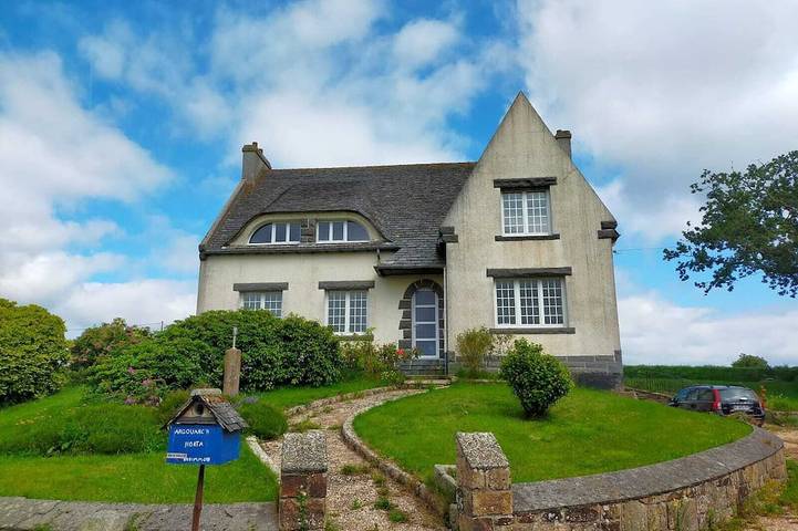 Gîte pour 13 personnes, avec jardin et terrasse, animaux acceptés à Plouzévédé