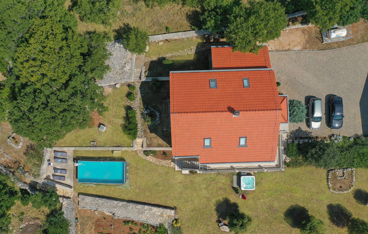 Geräumige 310 m² große Wohnung mit Pool, Terrasse und kostenlosen Parkplätzen in Svib, Makarska Riviera