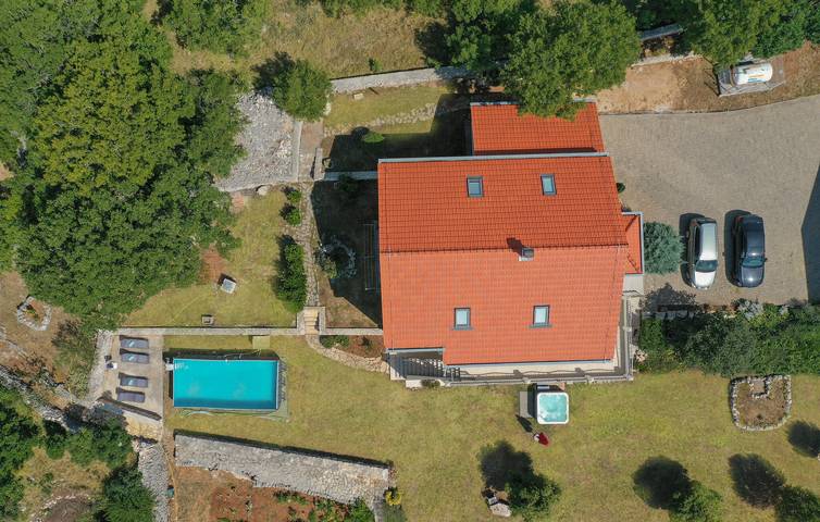 Geräumige 310 m² große Wohnung mit Pool, Terrasse und kostenlosen Parkplätzen in Svib, Makarska Riviera