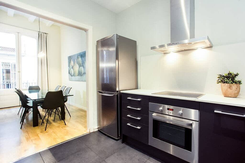 Entire apartment, Huge 4bedroom with terrace in Las Ramblas in Barcelona Centre, Barcelona