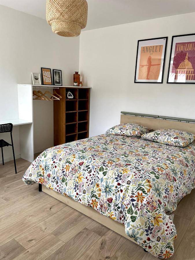 Appartement entier, Appartement 2 pièces situé en face du jardin Massey et gare accessible à pied in Tarbes, Hautes-Pyrénées