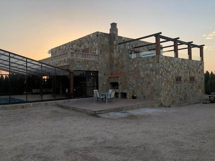 Casa de vacaciones para 8 personas, con jacuzzi además de piscina y jardín en Villarrobledo