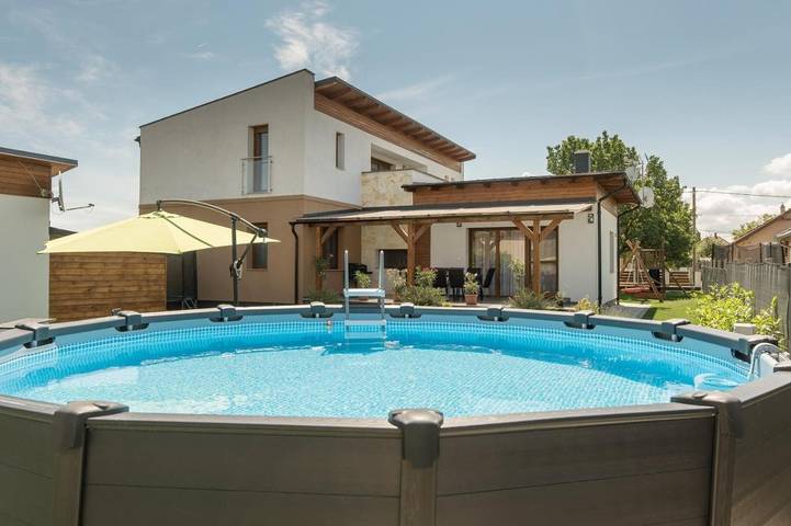 Ferienhaus für 8 Personen, mit Balkon und Terrasse sowie Garten und Pool