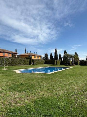 Location de vacances pour 7 personnes, avec vue et jardin ainsi que piscine et vue sur le lac à Navata - 3