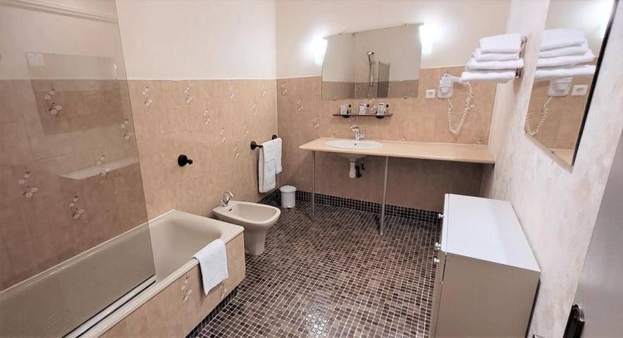 Hôtel pour 4 personnes, avec vue à Lons-le-Saunier - 3