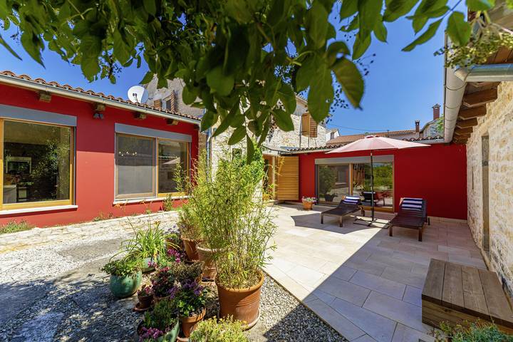 Ferienhaus für 9 Personen, mit Pool und Sauna sowie Garten, mit Haustier