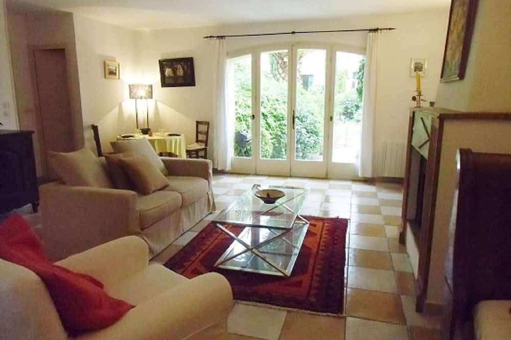 Appartement entier, Matines-Un Mode De Vie Français - Petit Déjeuner Dans Le Jardin, Vin autour de la Piscine in Tourbes, Côte méditerranéenne (France)