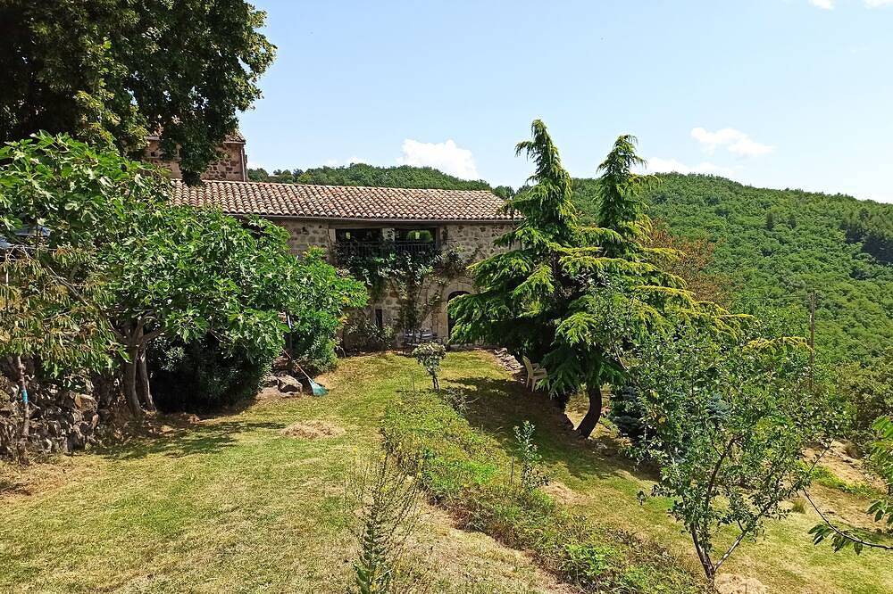 Meublé de 4 à 14 personnes. Aire extérieur privée 300 m². Piscine commune. in Pourchères, Parc naturel régional des Monts d'Ardèche