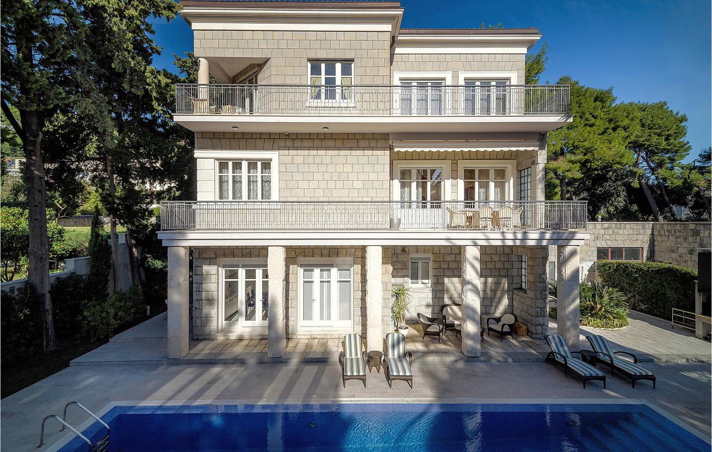 Gemütliches 1-Zimmer-Apartment am Strand mit Meerblick, Pool und Terrasse in Split, Split-Dalmatien