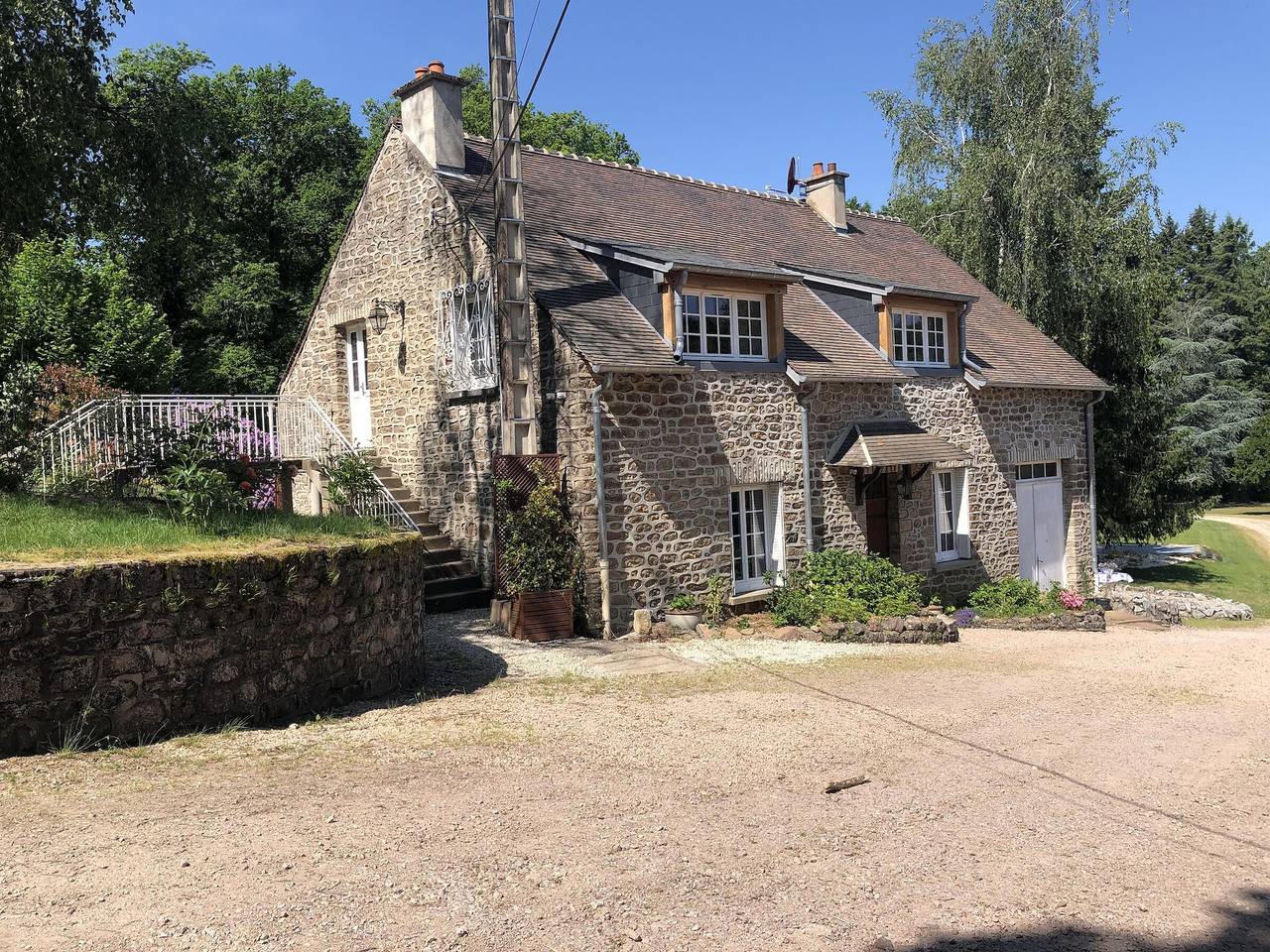Casa rural con piscina climatizada, terraza y río in Pont-et-Massène, Región de Montbard