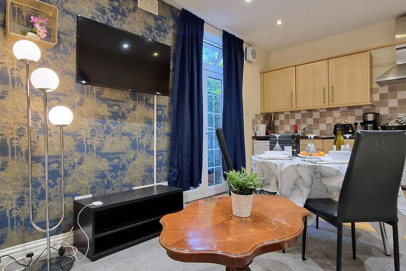 Entire holiday apartment, Apt - Sleeps 5/6 - Parking - Train Station Close in Coventry, Birmingham Area