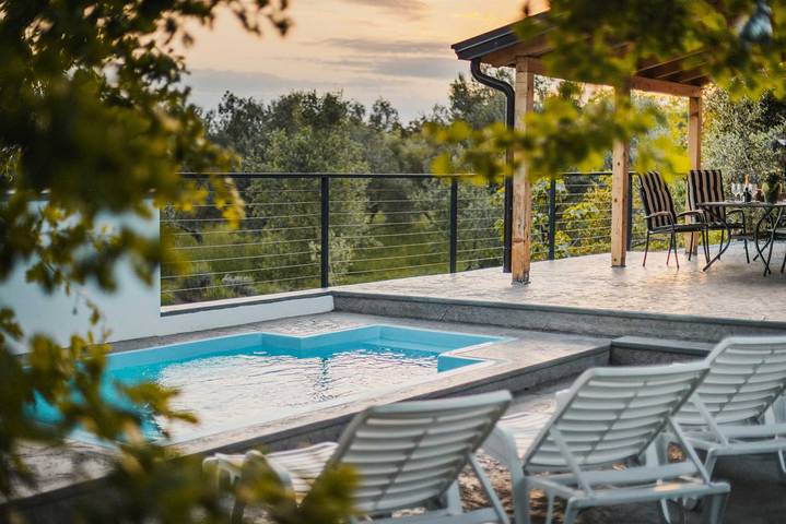 Villa Lutoma-Villa 2 chambres pour 4+1, avec piscine et aire de jeux in Umag, Région d'Umag