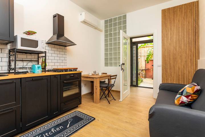 Apartamento inteiro, Apartamento 'La Dimora Incantata' com terraço privado, acesso Wi-Fi e ar condicionado in Catânia, Catânia (província)