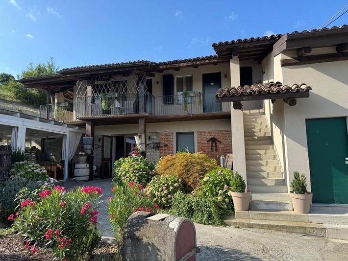 Casa vacanza per 3 persone, con Balcone e Terrazza nonché Idromassaggio e Giardino a Canelli (Comune)