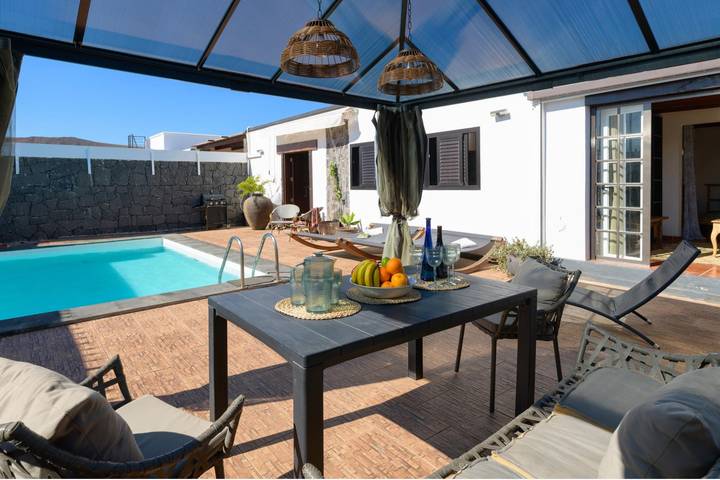 Villa for 4 people, with Terrace and Garden as well as Pool in Parque del Rey