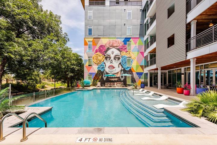 Apartamento vacacional entero, Elegante condominio frente al paseo del río, vistas a la piscina, estacionamiento gratuito, se admiten mascotas in San Antonio, Condado de Bexar
