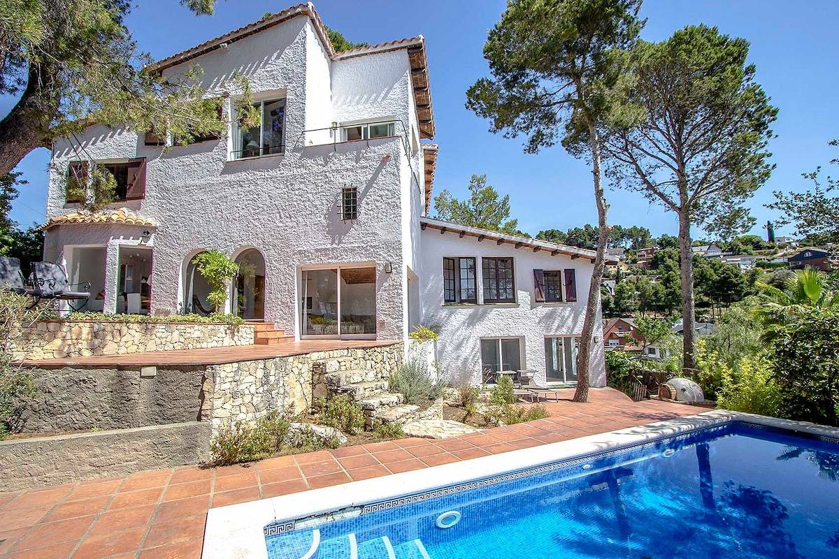 Majestic Villa and Views - 30km to Barcelona in Pallejà, Barcelona Binnenland
