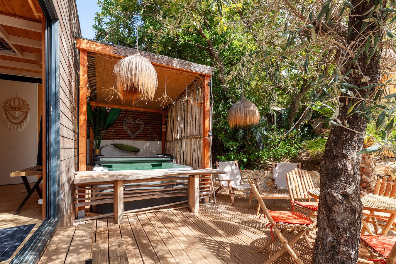 Apartamento vacacional entero, Tiny House Bali con vistas a la montaña, Wi-Fi y aire acondicionado in Peypin, Marsella region