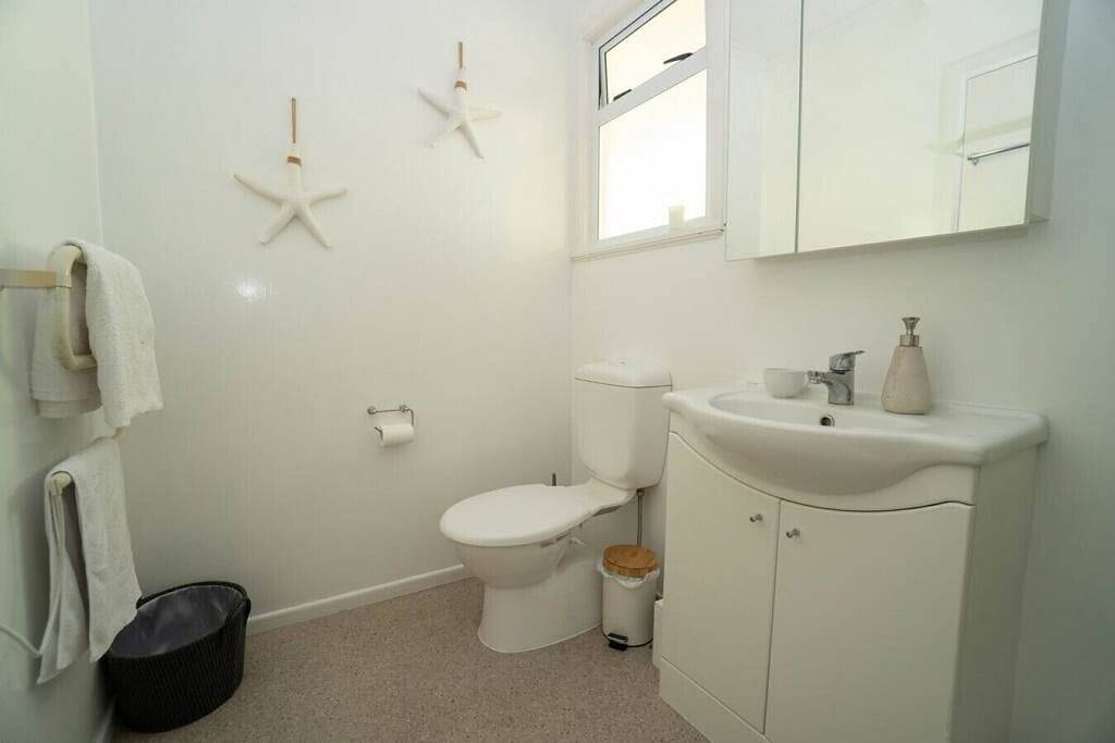 Two Mile Bay Getaway – Comfort & Convenience with Wi-Fi in Taupo, Taupo District