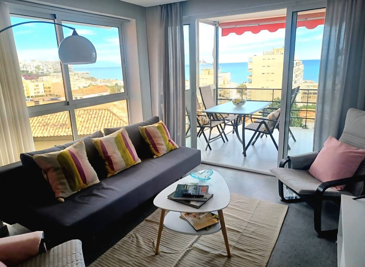 Entire apartment, Apartment 'Sea View' with Ocean Views, Wi-Fi, and Air Conditioning in La Carihuela, Torremolinos