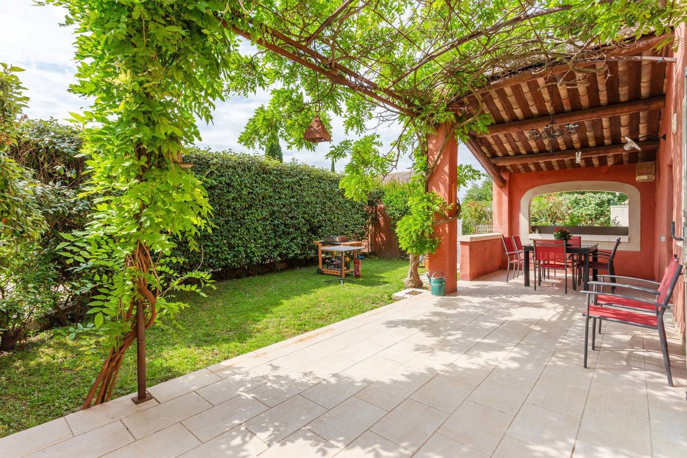 Gite rouge - les gîtes de bel-air en luberon in Taillades, Parc naturel régional du Luberon