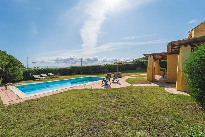 Villa La Rocca avec piscine, Wi-Fi, balcon, terrasse, vue sur la mer in Punta De Su Turrione, Stintino