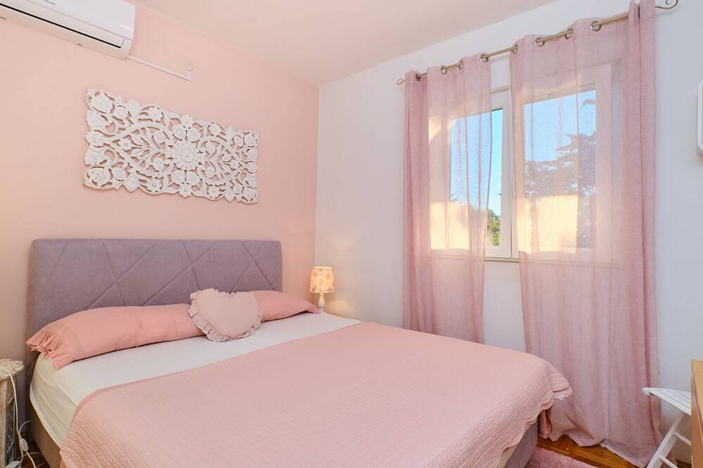 Villa Hemingway beachfront by Villas Guide in Lukovo Šugarje, Naturpark Velebit