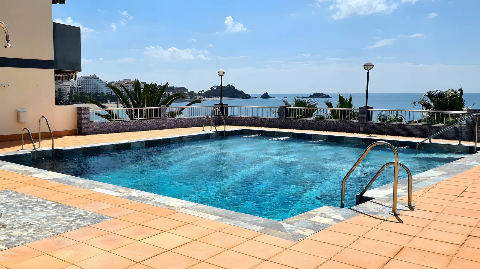Entire apartment, Holiday Apartment 'Epsilon 2 4f Primera Línea De Playa' with Sea View, Shared Pool & Wi-Fi in Almuñecar, Costa Tropical