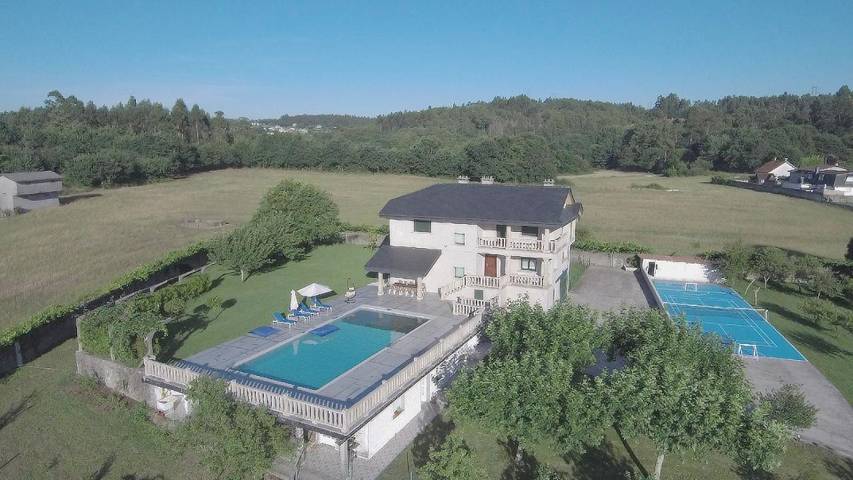 Location de vacances pour 12 personnes, avec vue et piscine ainsi que vue sur le lac et jardin à Ames - 4