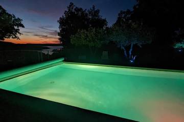 Location de vacances pour 8 personnes, avec jardin à Bauduen