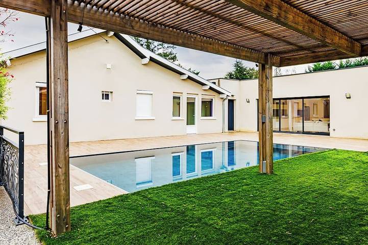 Location de vacances pour 8 personnes, avec Piscine à Meyzieu
