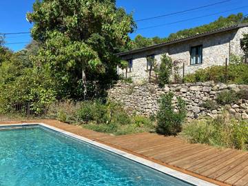 Gîte pour 3 personnes, avec vue ainsi que piscine et jardin à Malbosc