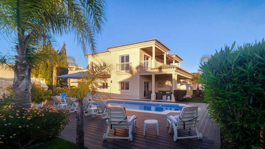 Villa für 10 Personen, mit Garten und Balkon in Galé