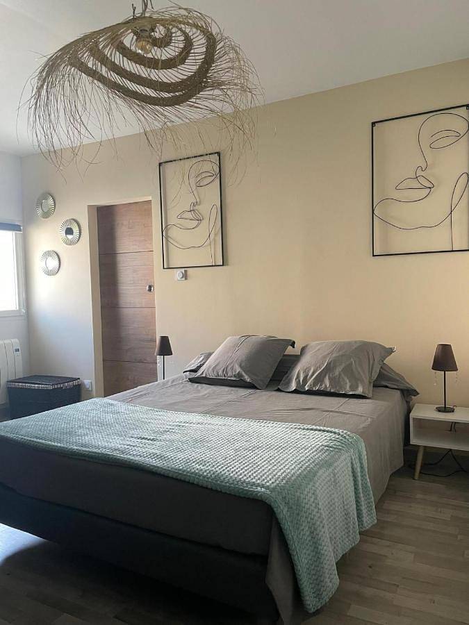 Location de vacances pour 3 personnes, avec Terrasse ainsi que Jardin et Vue dans Cornas